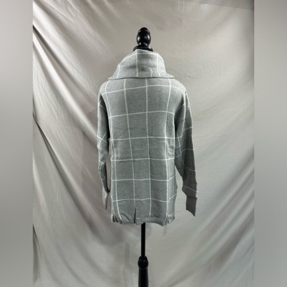 Chic Gray Grid Turtleneck Sweater - Picture 9 of 9